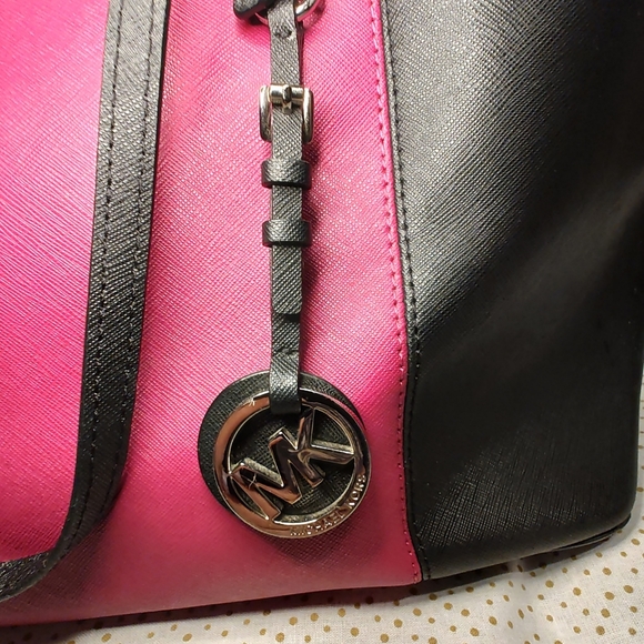 Michael Kors Jet Set Center Stripe Black & Magenta tote! Retired *like new* - Picture 6 of 11